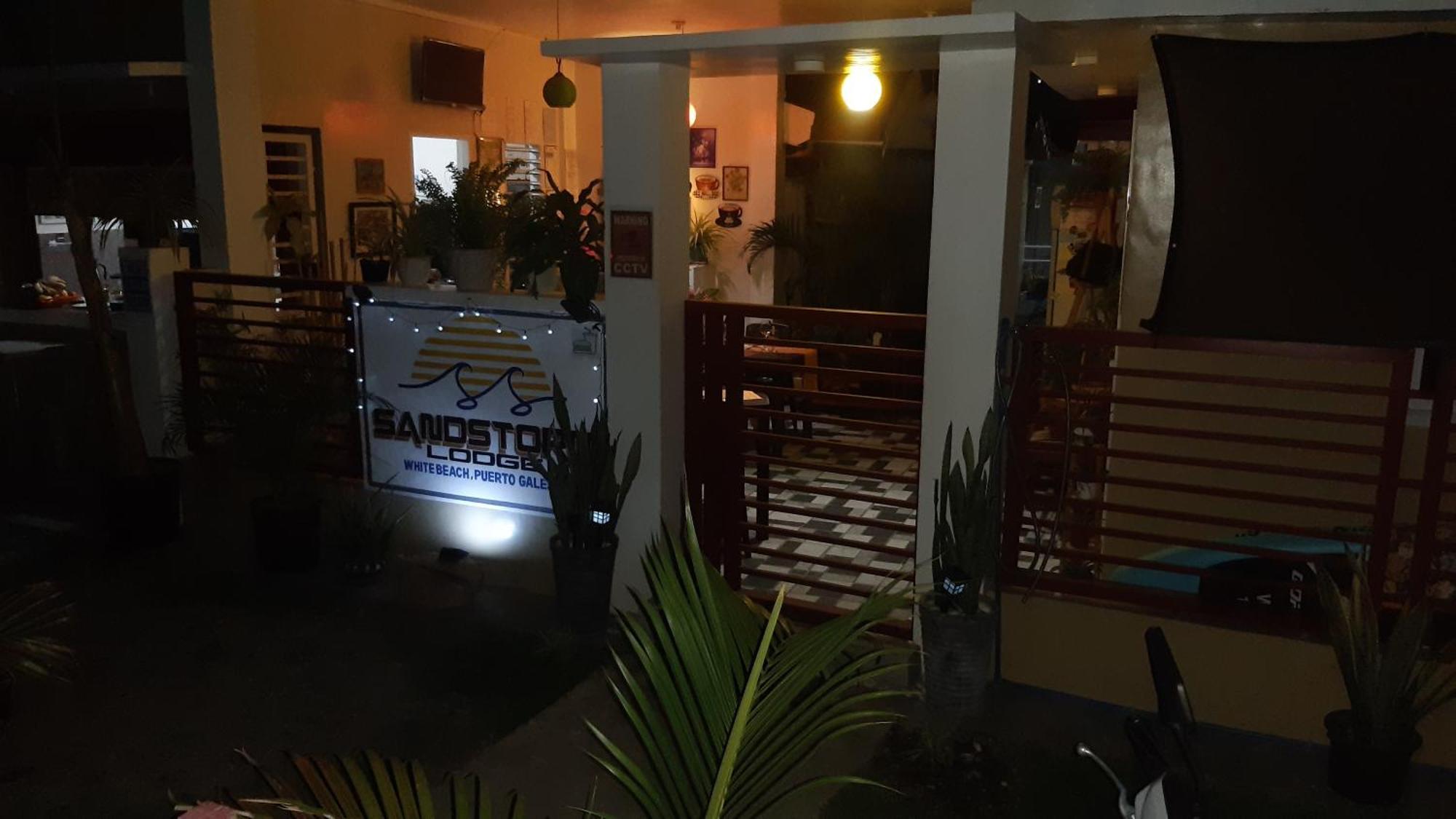 Sandstorm Lodge And Cafe Puerto Galera Extérieur photo